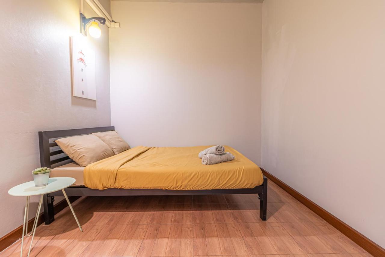 Snoozzze Hostel ใกล้รถไฟฟ้า ย่านบางรัก (Adults Only) Bangkok Eksteriør bilde